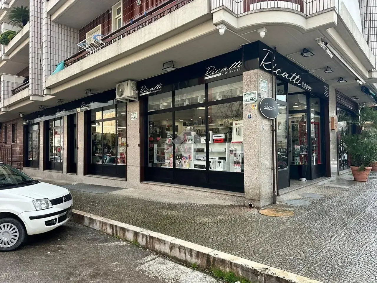 Negozio in Viale Giuseppe Divittorio 48, Cerignola, {3} - Foto 2