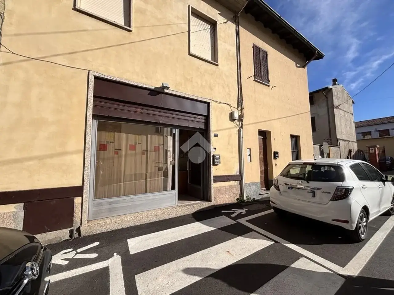 Negozio in Via Padre Daniele 7, Samarate, {3} - Foto 1