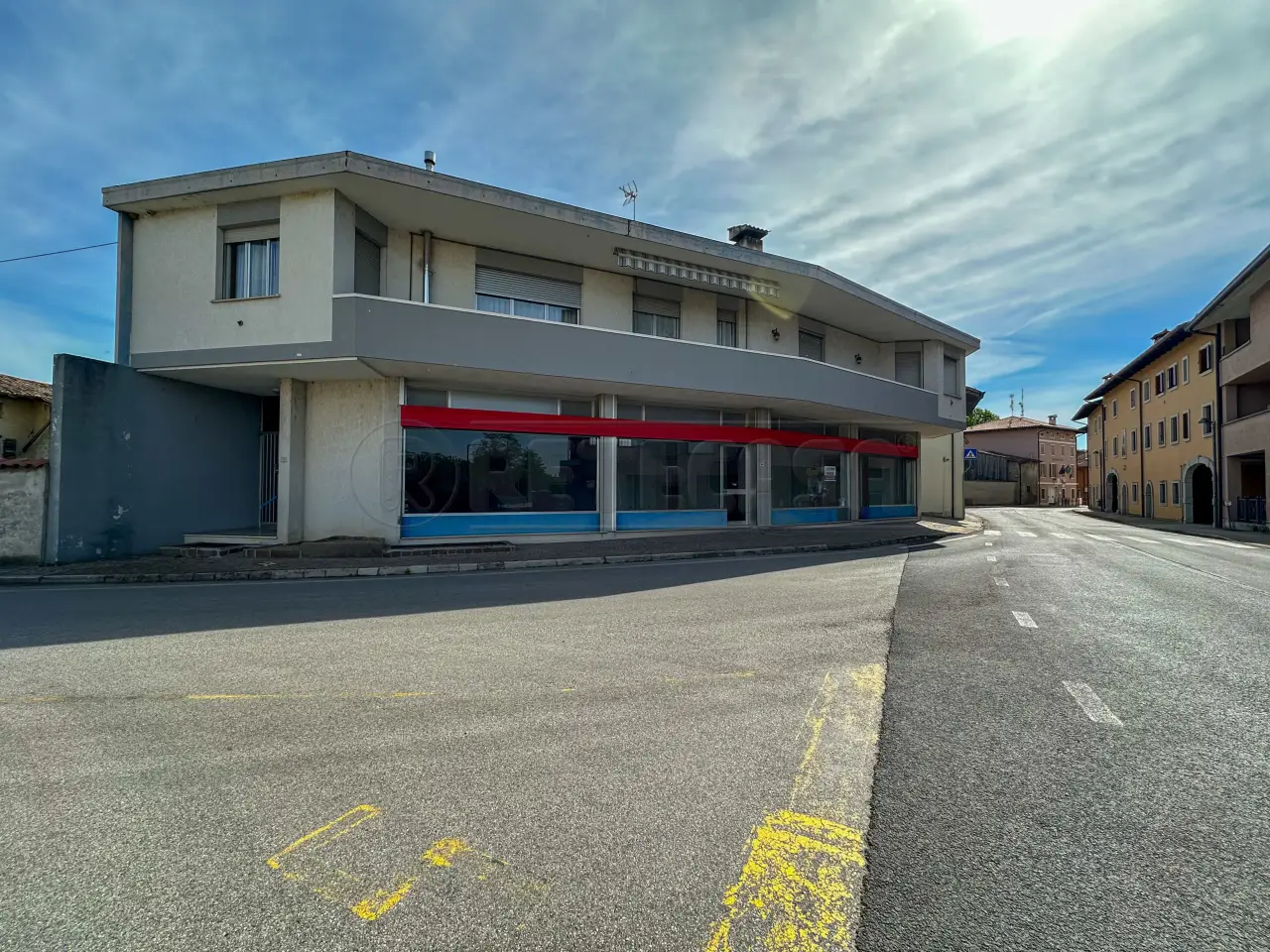 Palazzina commerciale in Via Montello 40, Visco, {3} - Foto 1