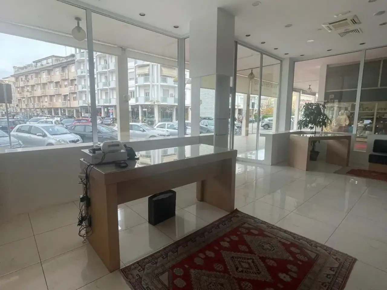 Negozio in Via Alessandro Volta, Abano Terme, {3} - Foto 1