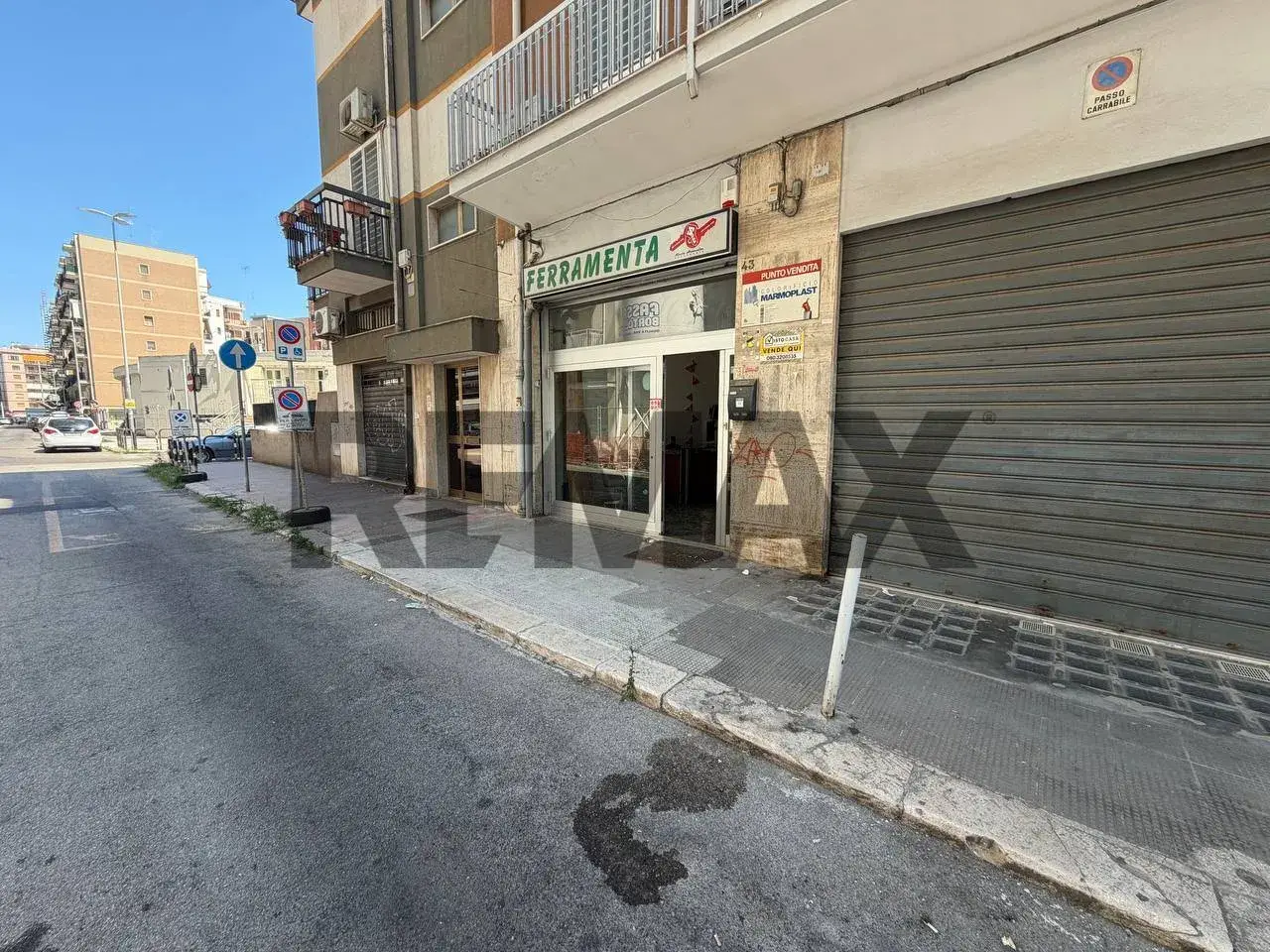 Negozio in Via Luca De Samuele Cagnazzi 43, Bari, {3} - Foto 1