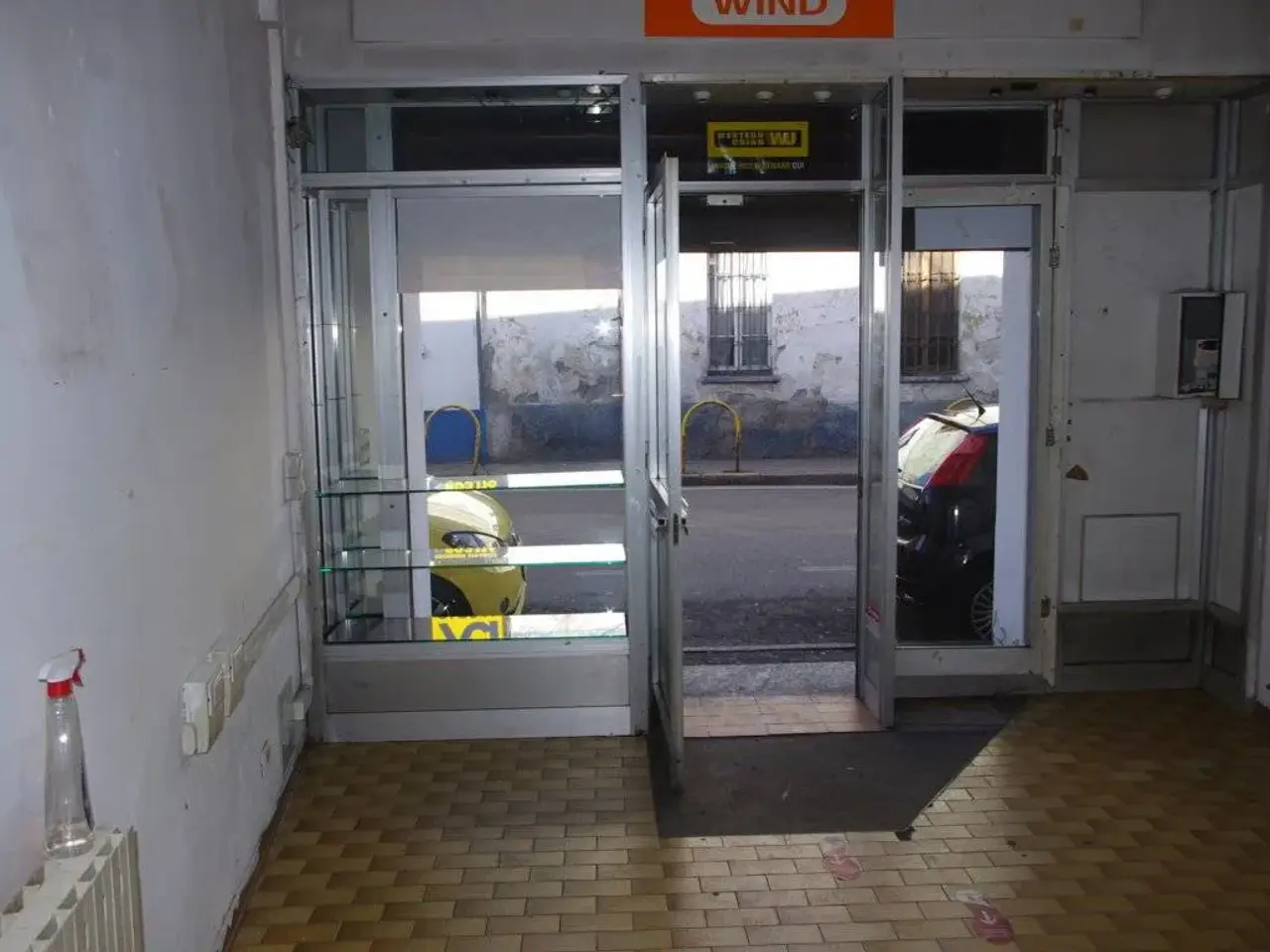 Locale commerciale in Zona Centro Gallarate, Gallarate, {3} - Foto 1
