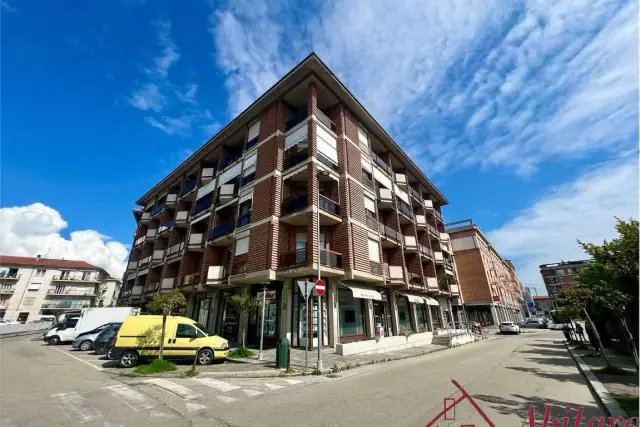 4-room flat in Piazza Cristo Re, 12, Alba - Photo 1