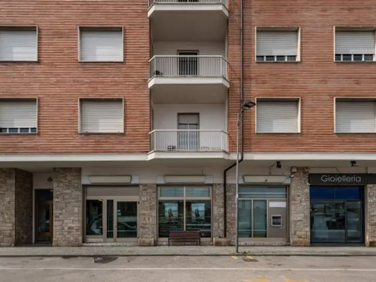 Negozio in Piazza San Bartolomeo 8, Castagnole Delle Lanze, {3} - Foto 1
