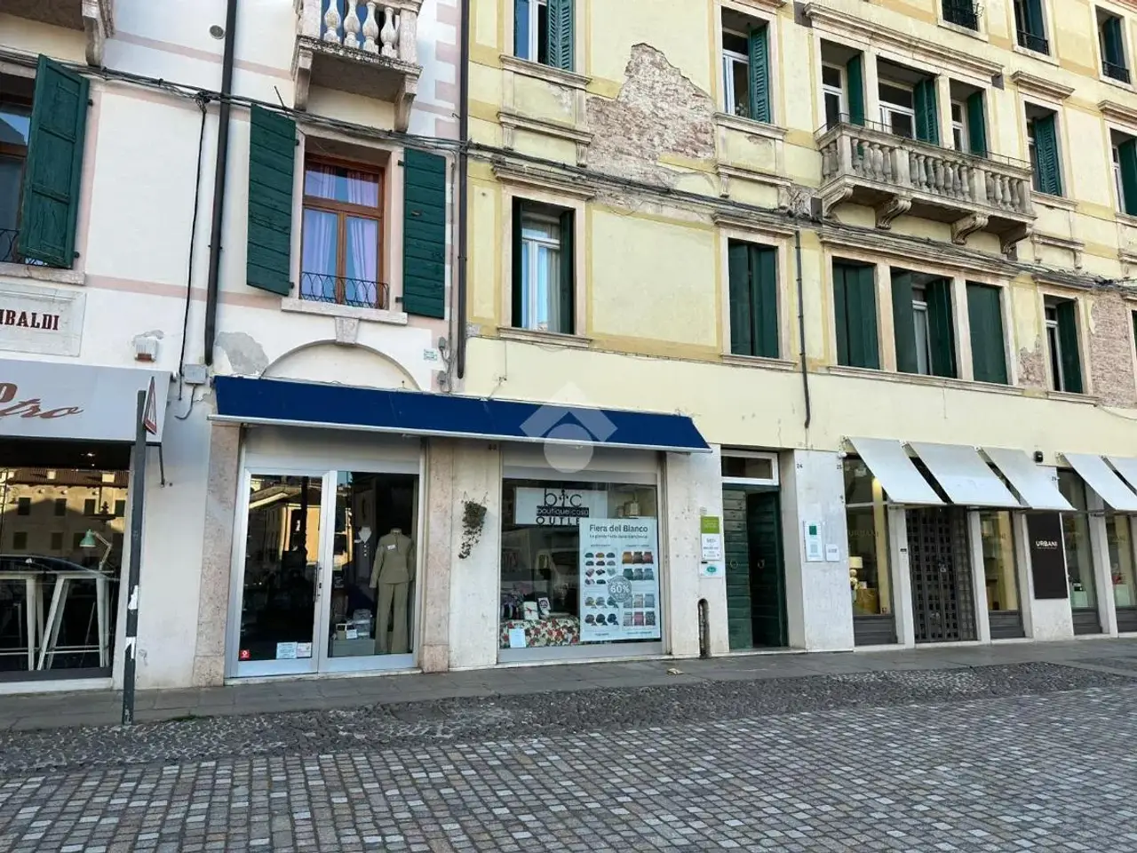 Negozio in P.Za Garibaldi 23, Bassano Del Grappa, {3} - Foto 1