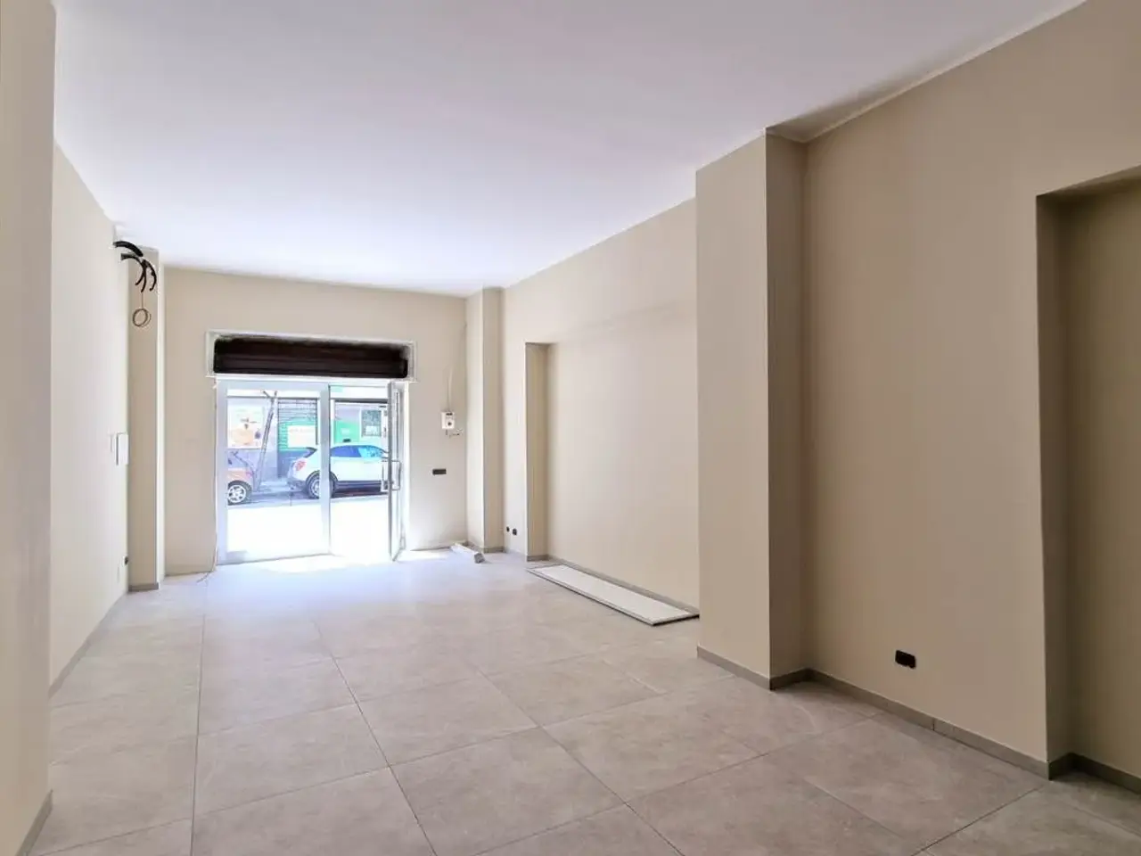 Negozio in Viale Regina Margherita, Mondragone, {3} - Foto 2