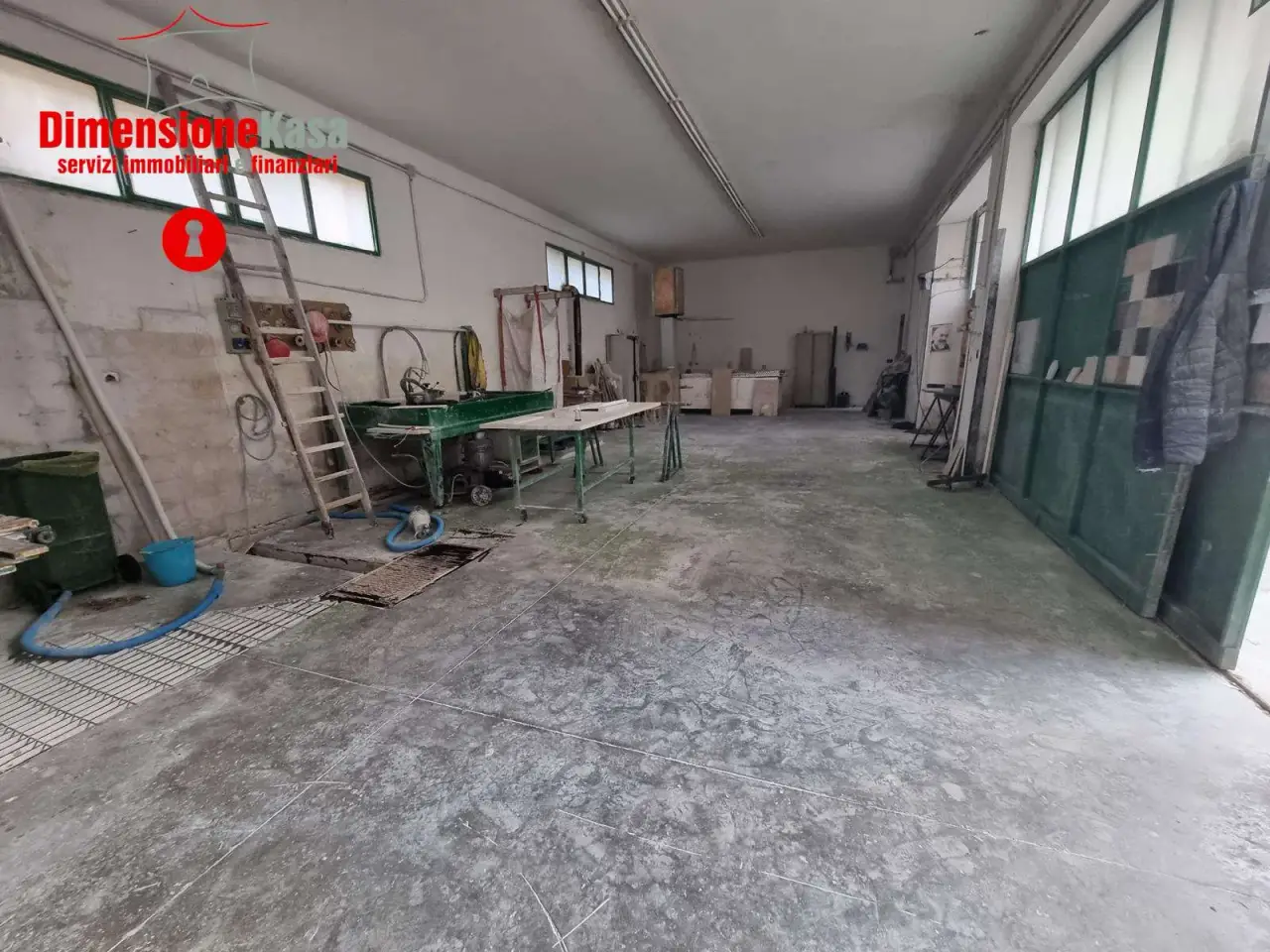 Palazzina commerciale in Don Luigi Sturzo 6, Cimitile, {3} - Foto 2