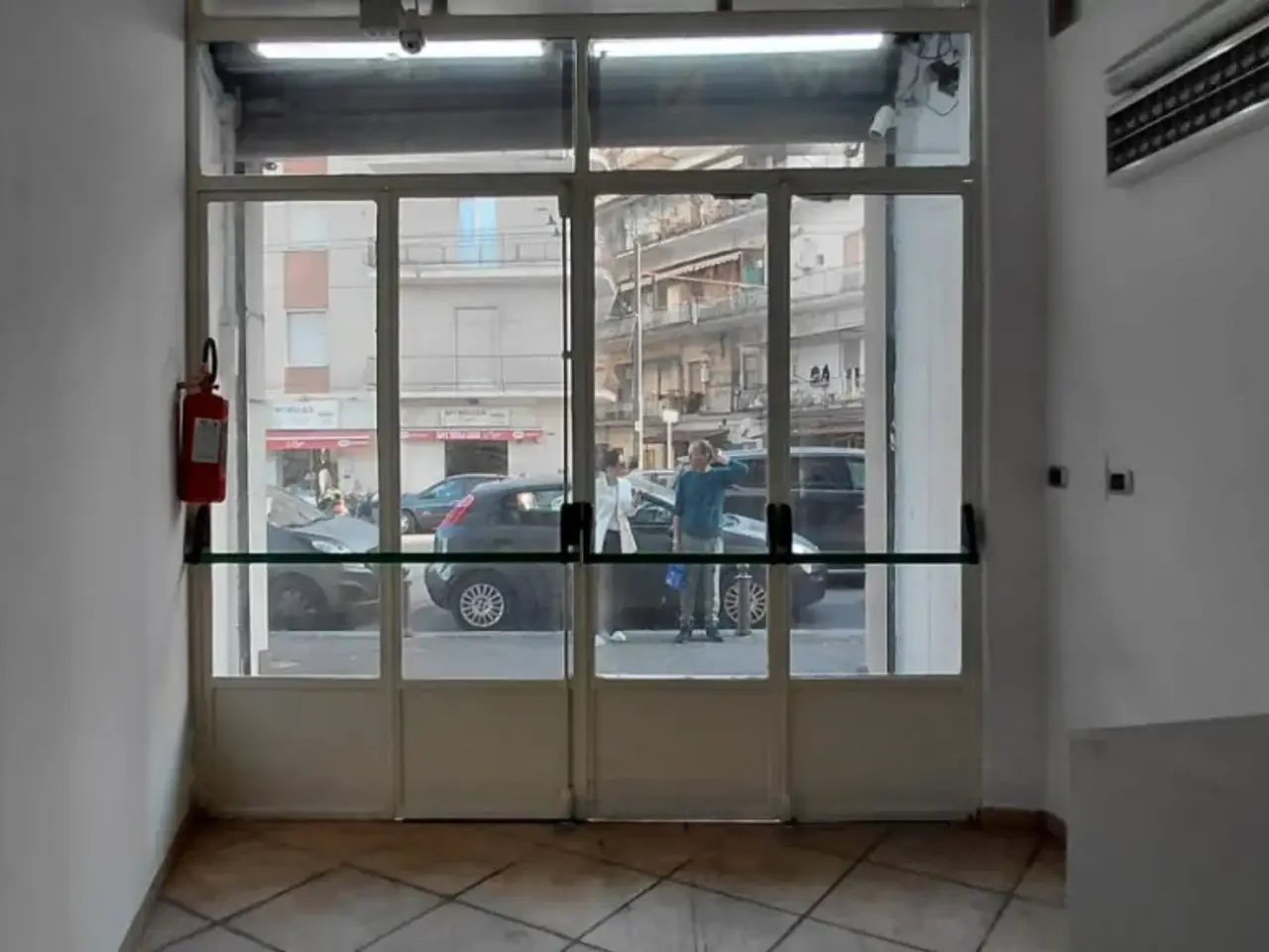 Esercizio commerciale in Corso Arnaldo Lucci 54, Napoli, {3} - Foto 1
