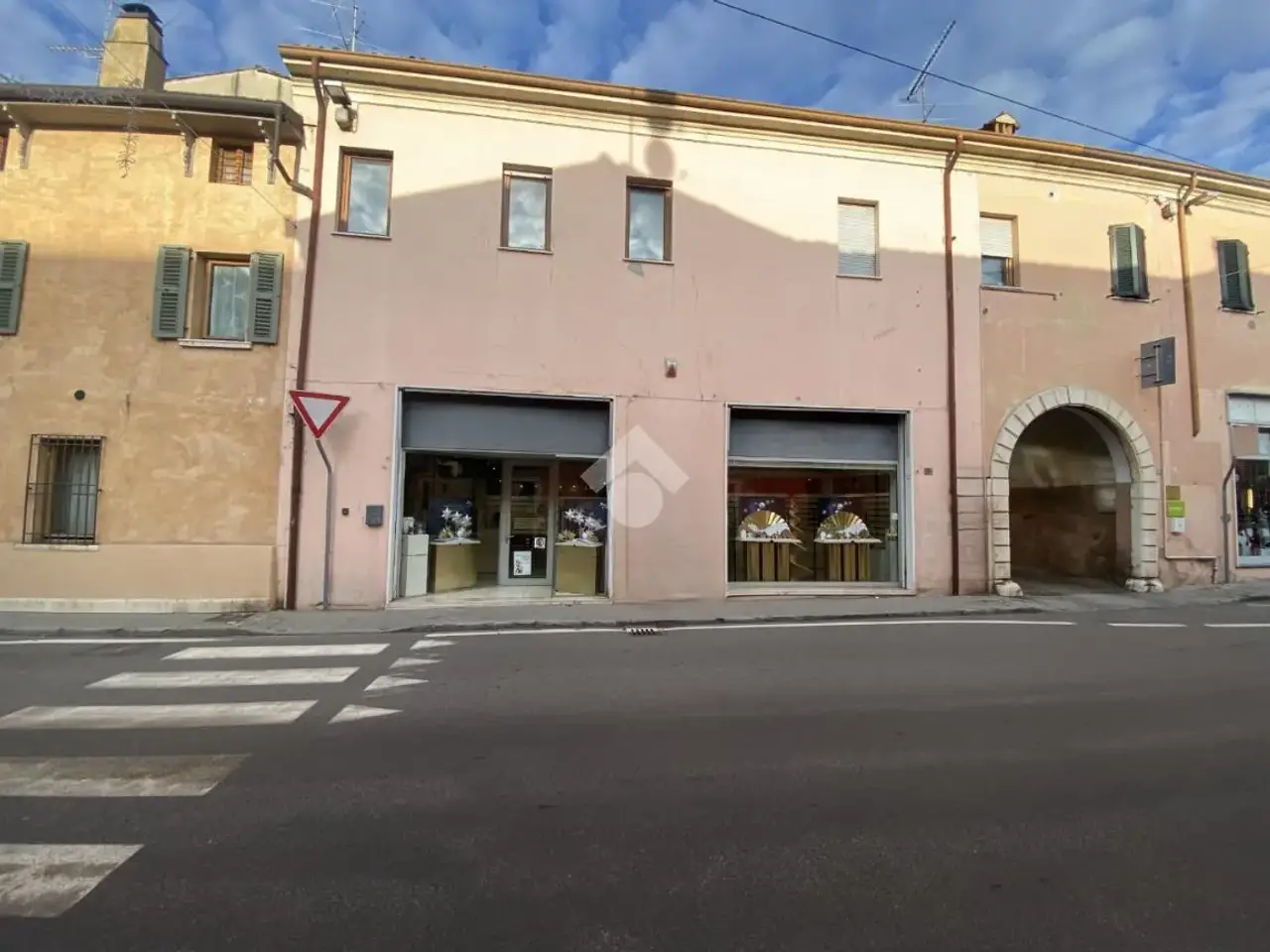 Negozio in Via Cesare Battisti 15, Castiglione Delle Stiviere, {3} - Foto 2
