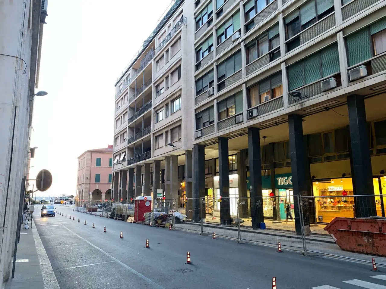 Locale commerciale in Via Grande 204, Livorno, {3} - Foto 1