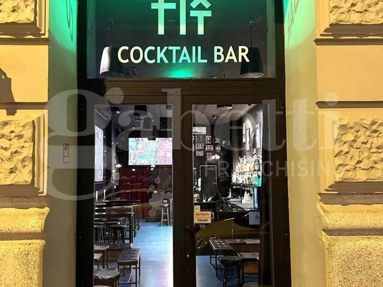 Esercizio commerciale in Piazza Armando Diaz, Bari, {3} - Foto 1