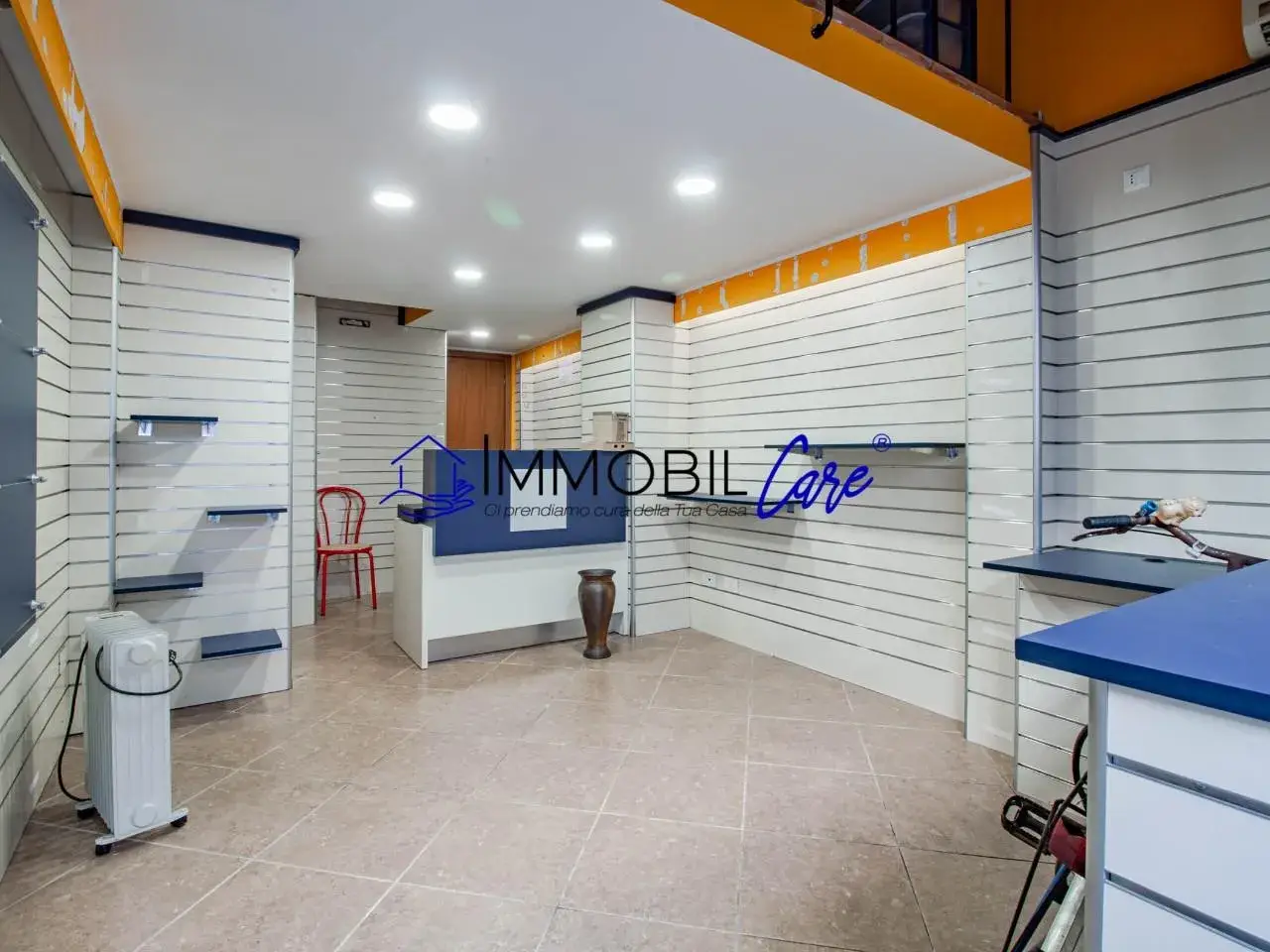 Locale commerciale in , Livorno, {3} - Foto 1