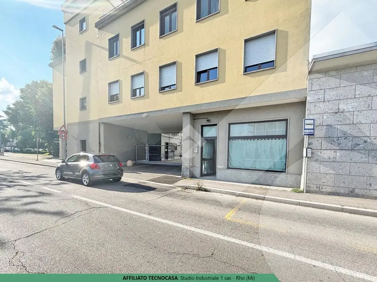Negozio in Via XXV Aprile 1, Lainate, {3} - Foto 1