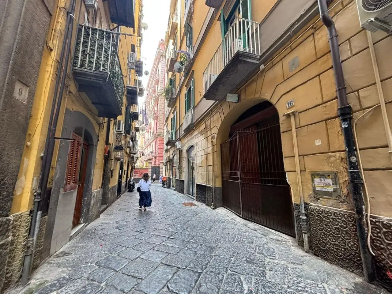 Negozio in Vicoletto Belledonne a Chiaia 9, Napoli, {3} - Foto 1
