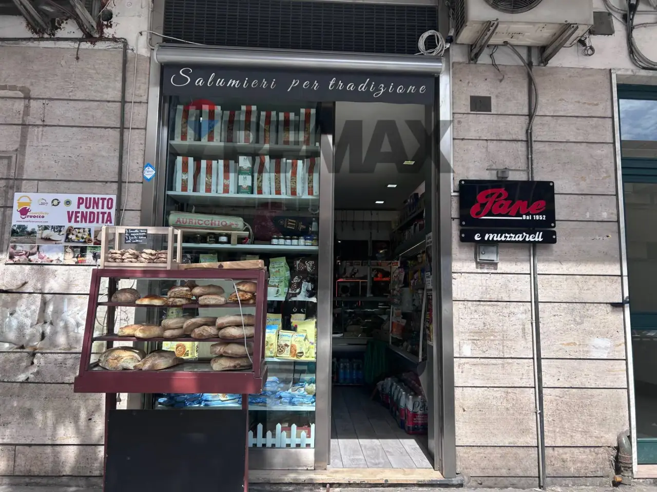 Esercizio commerciale in Via De Vito Maurizio Piscicelli 114, Napoli, {3} - Foto 1