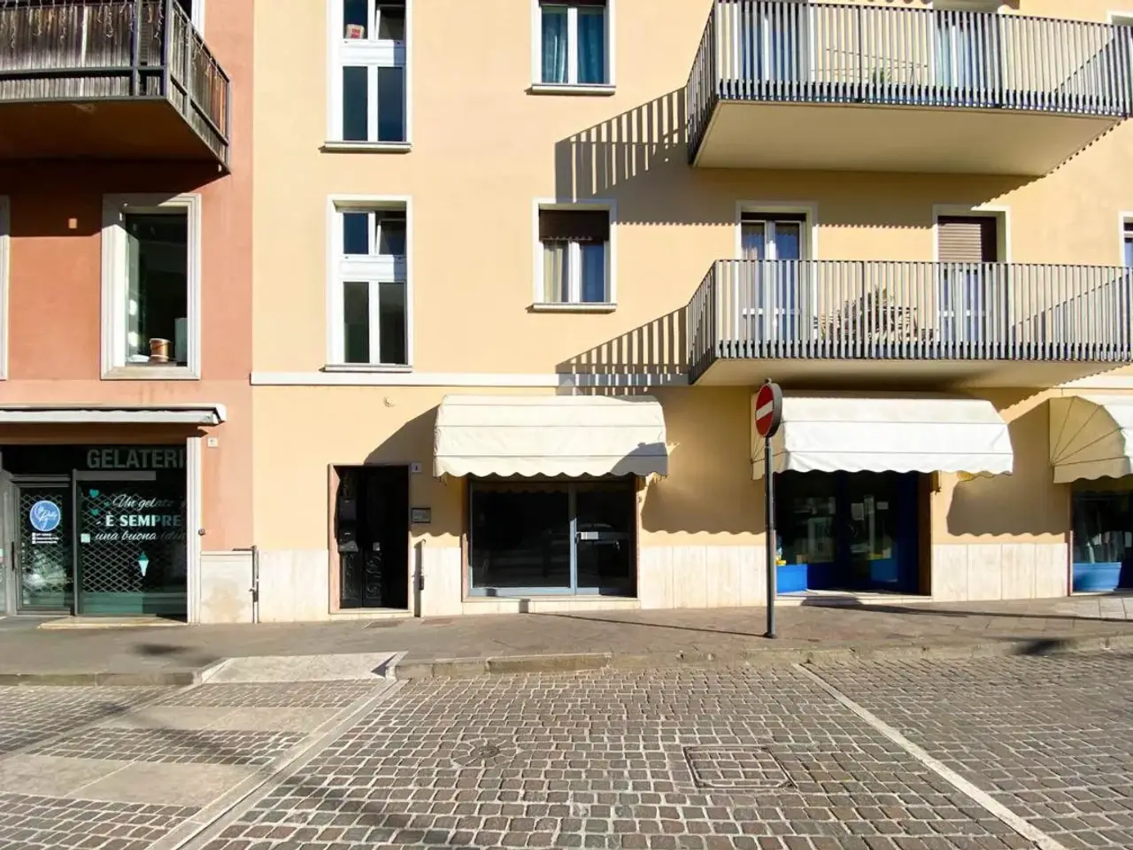 Negozio in Piazza De Medici 7, Gavardo, {3} - Foto 1
