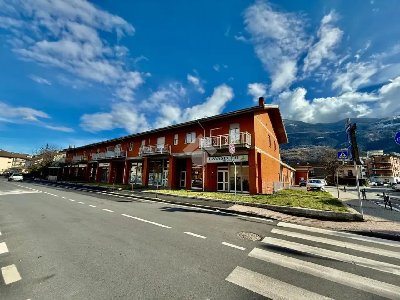 Negozio in Corso Lancieri di Aosta, Aosta, {3} - Foto 1