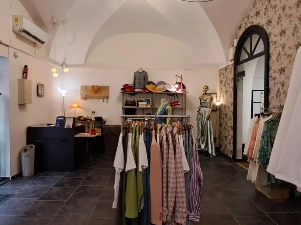 Abbigliamento in Via Caronda, Catania, {3} - Foto 2