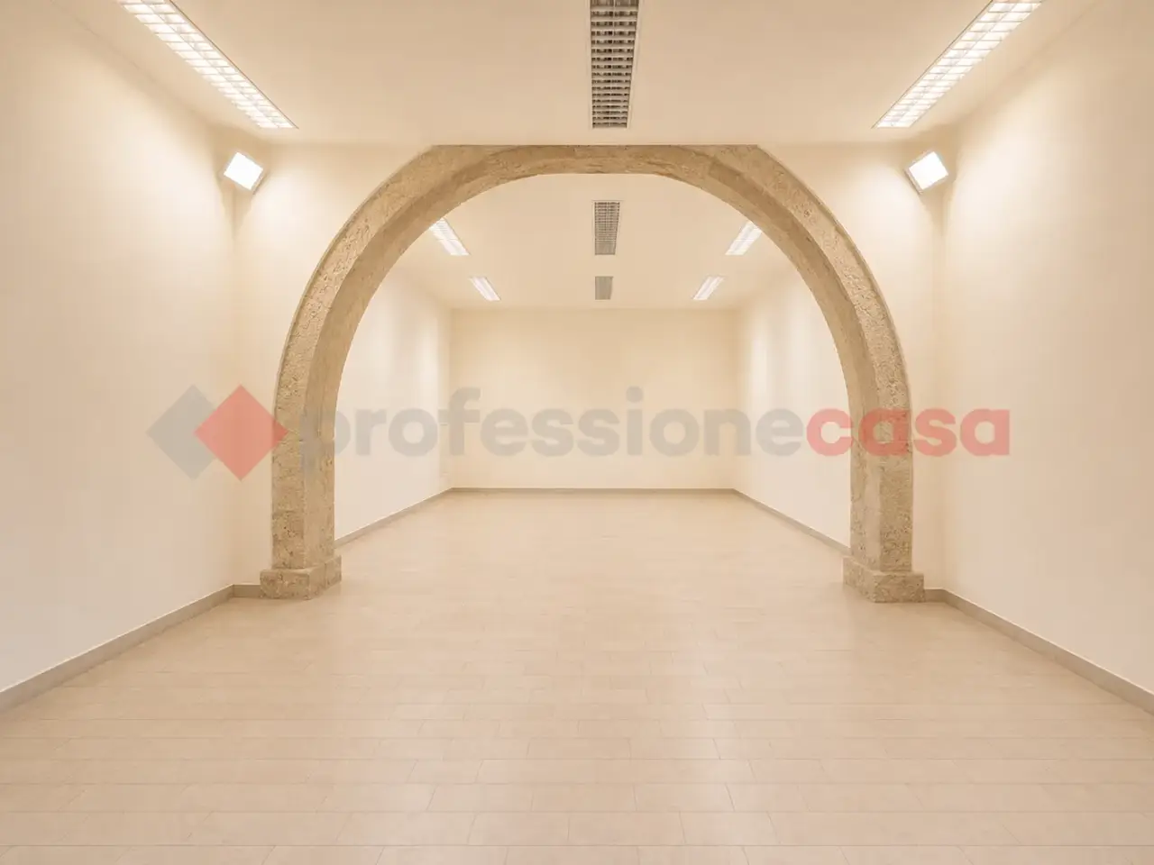 Esercizio commerciale in Via Vittorio Veneto 16, Siracusa, {3} - Foto 2