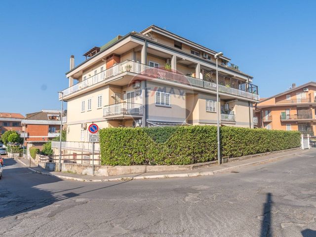 2-room flat in Via Amatore Sciesa 10, Marino - Photo 1