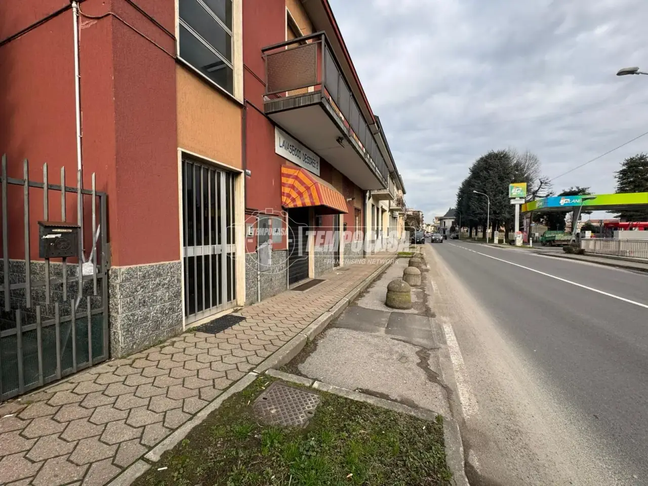 Esercizio commerciale in Via Enrico Toti 48, Macherio, {3} - Foto 2