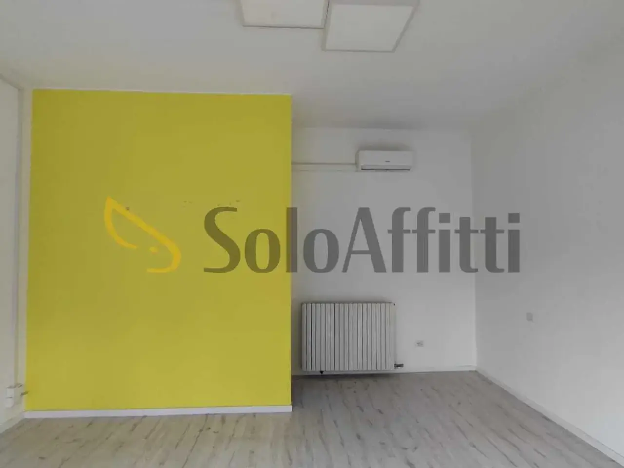 Negozio in Piazzale Caduti Saronnesi 8, Saronno, {3} - Foto 1