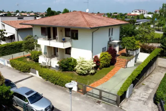 Villa in Viale Italia, Castelfranco Veneto - Foto 1