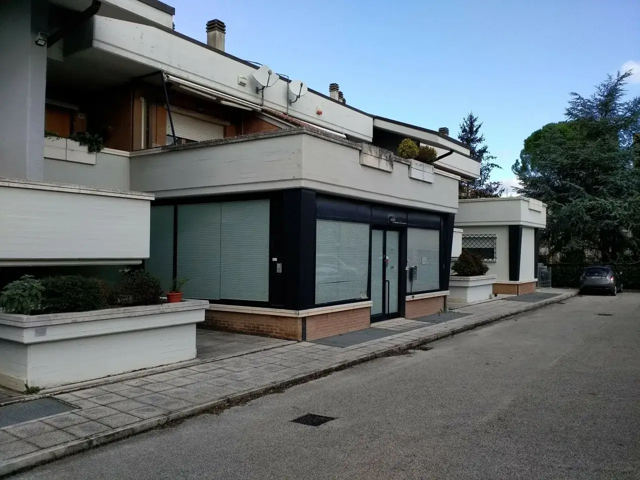 Palazzina commerciale in Via Elio Broganelli 88, Fabriano, {3} - Foto 1