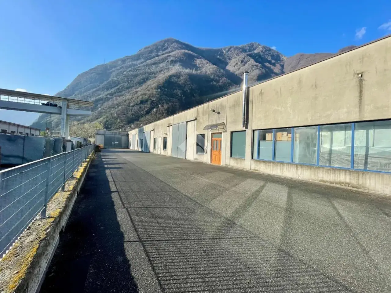 Capannone in Strada Statale 26 della Valle d'Aosta, Arnad, {3} - Foto 1
