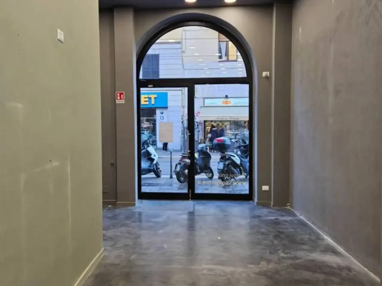 Locale commerciale in Corso San Gottardo, Milano, Milano, Milano, {3} - Foto 1