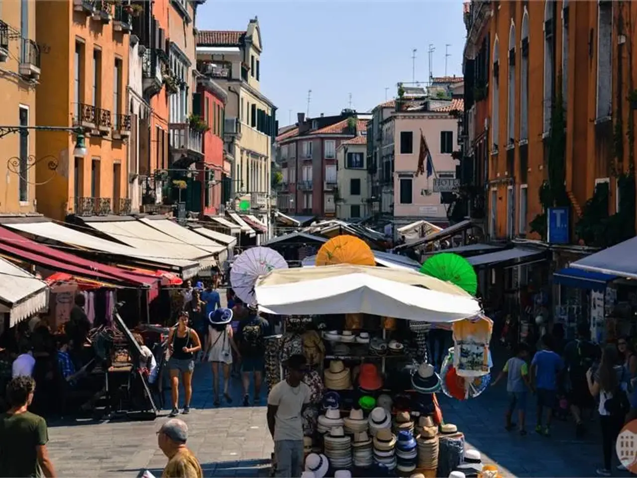 Abbigliamento in , Venezia, {3} - Foto 1