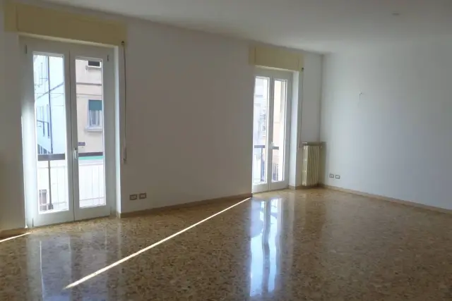 Dreizimmerwohnung in Via Umberto Locati, Piacenza - Foto 1