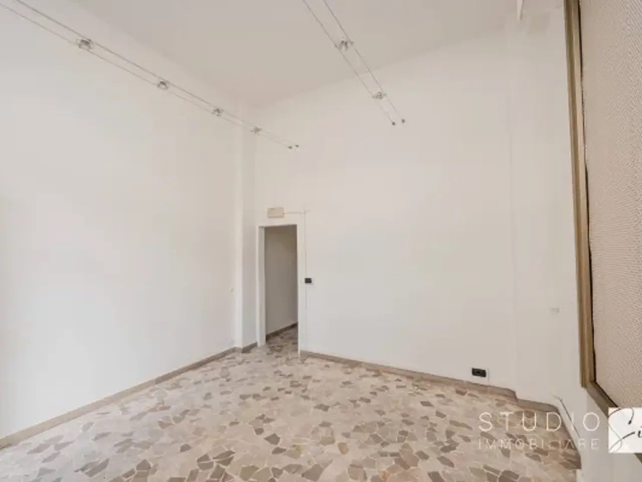 Negozio in Via della Pace, Pistoia, {3} - Foto 2