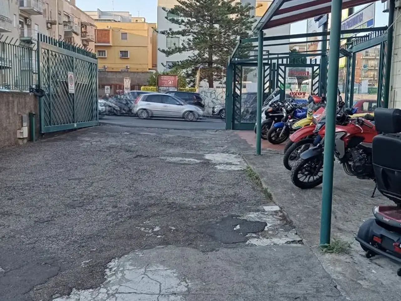 Negozio in V. Le R. Sanzio 4, Catania, {3} - Foto 1