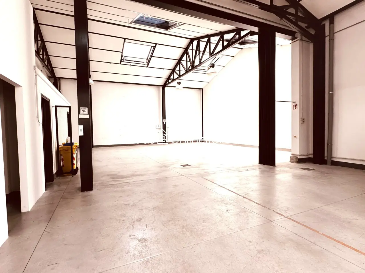 Palazzina commerciale in Via Adriano Zarini 97, Prato, {3} - Foto 1