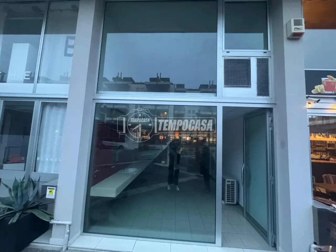 Negozio in Piazza Guglielmo Marconi 26, Jesolo, {3} - Foto 1