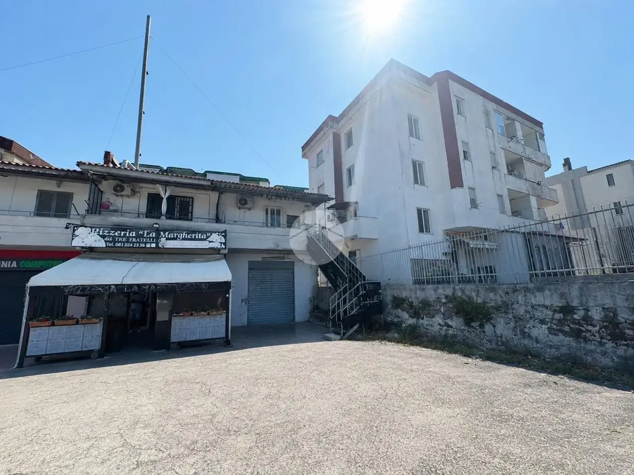 Negozio in Via Salvatore di Giacomo 7, Pozzuoli, {3} - Foto 1