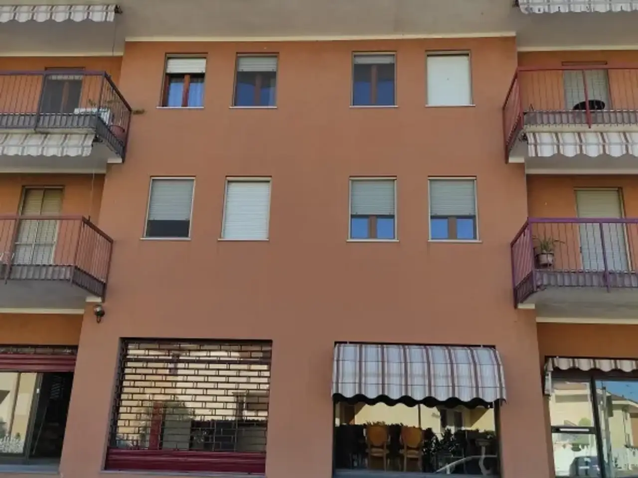 Esercizio commerciale in Lumellogno (Capolinea), Via Ludovico Antonio Muratori, Lumellogno, Novara, Piemonte, Italia, Novara, {3} - Foto 1