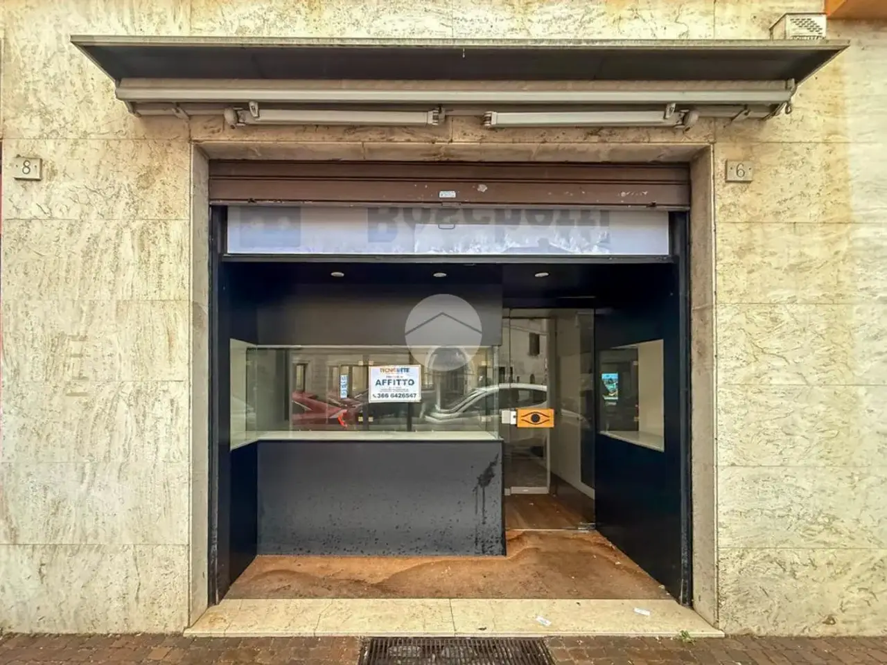 Negozio in Piazza Conte Treccani Alfieri 1, Montichiari, {3} - Foto 1