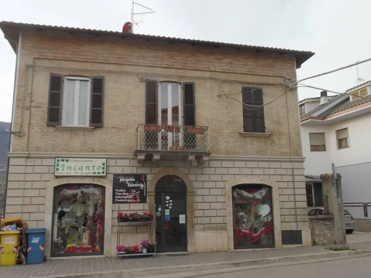 Negozio in Piazza l. Dari 23, Folignano, {3} - Foto 1