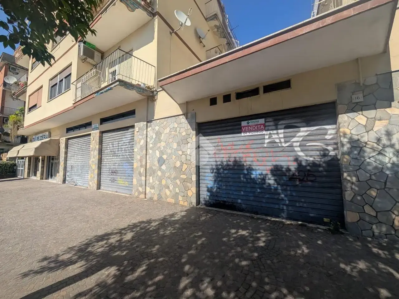 Negozio in Via Cavour 18, Pomezia, {3} - Foto 1