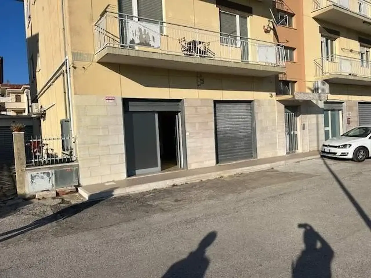 Palazzina commerciale in Via Villetta Barrea 28, Pescara, {3} - Foto 1