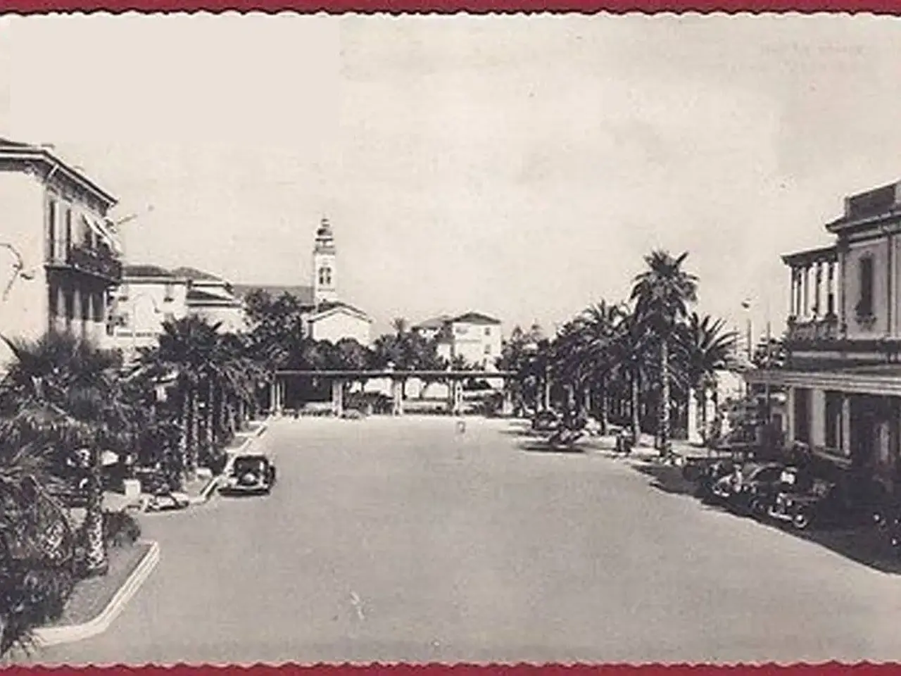 Locale commerciale in Piazza Eroi della Libertà, Bordighera, {3} - Foto 1