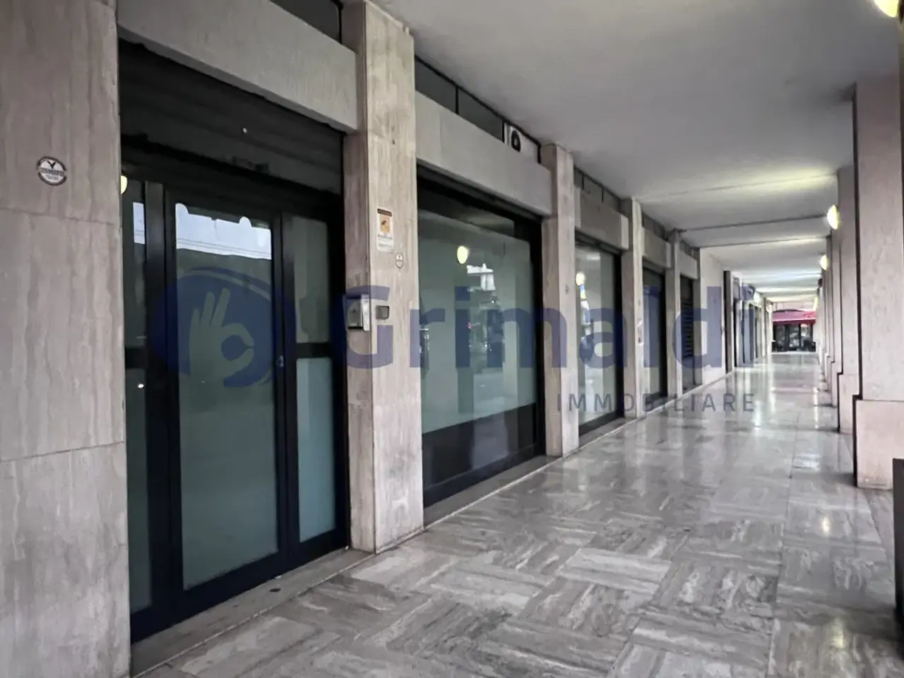 Negozio in Viale G. Leopardi 76, Lecce, {3} - Foto 2