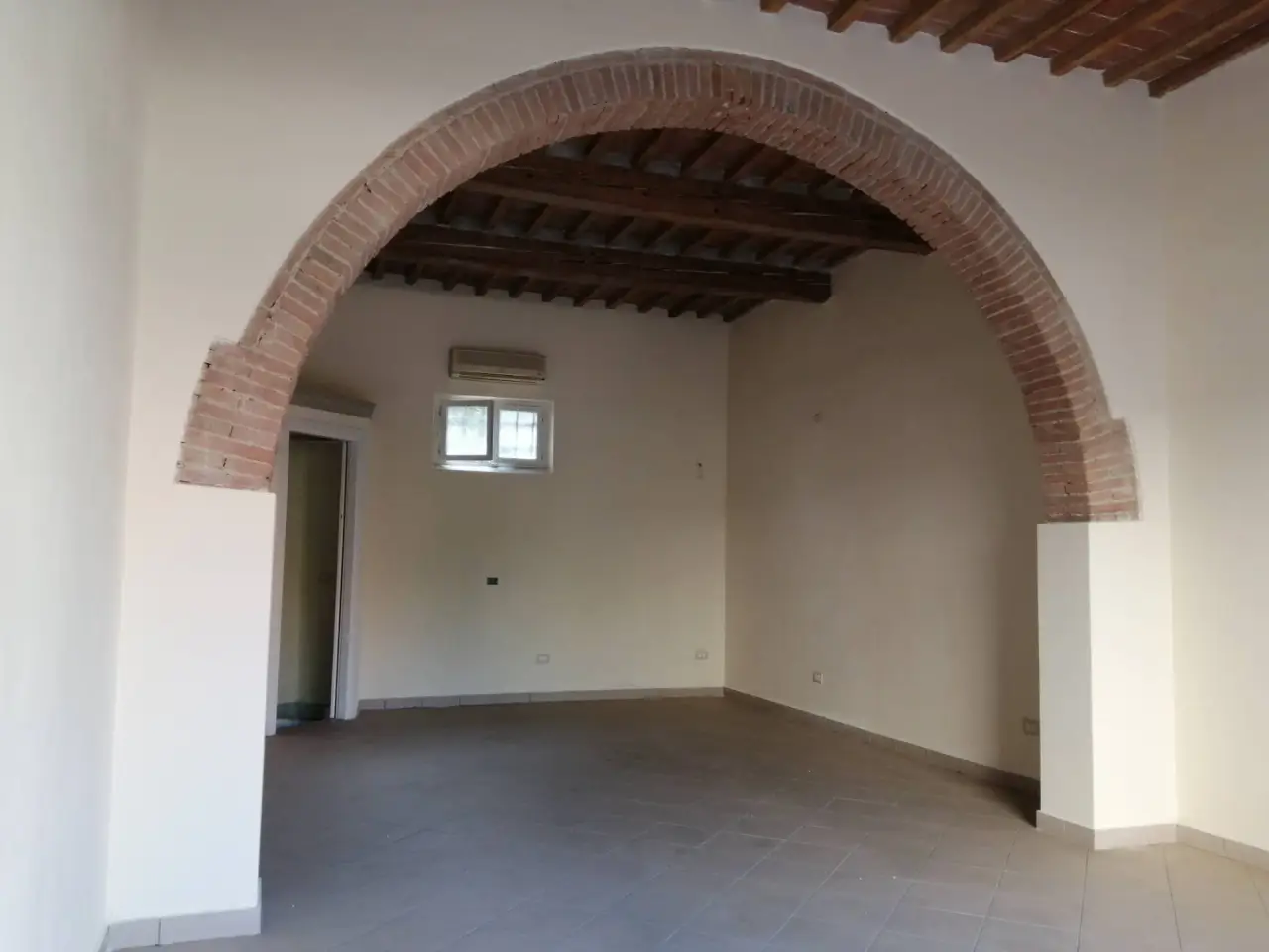 Esercizio commerciale in Via Valdera, Ponsacco, {3} - Foto 1