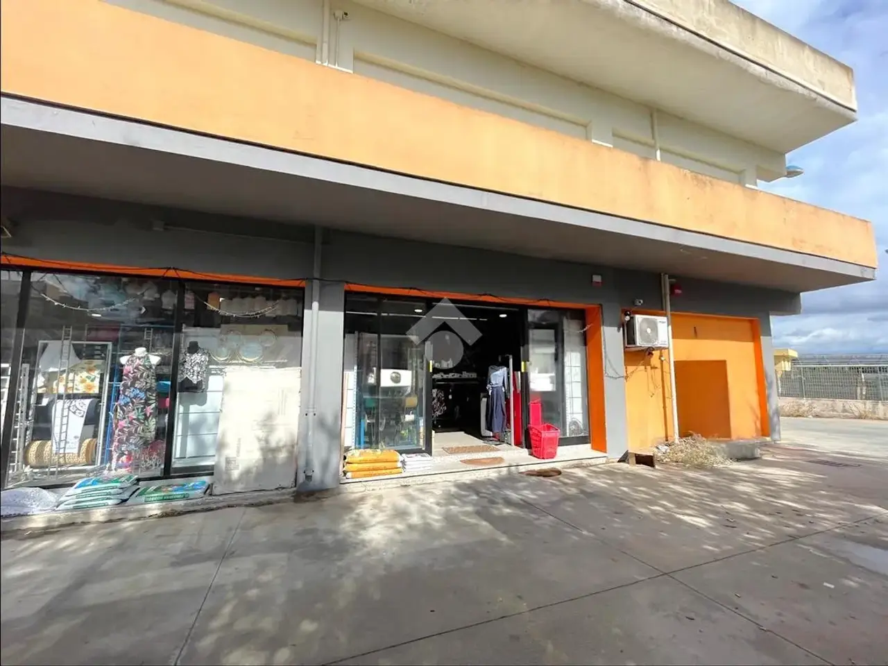 Capannone in Via Don Lorenzo Milani 8, Sestu, {3} - Foto 1