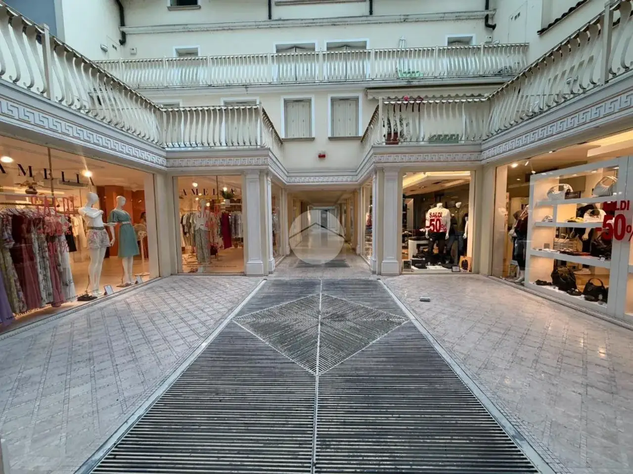 Negozio in Piazza Giacomo Matteotti 25, Desenzano Del Garda, {3} - Foto 1