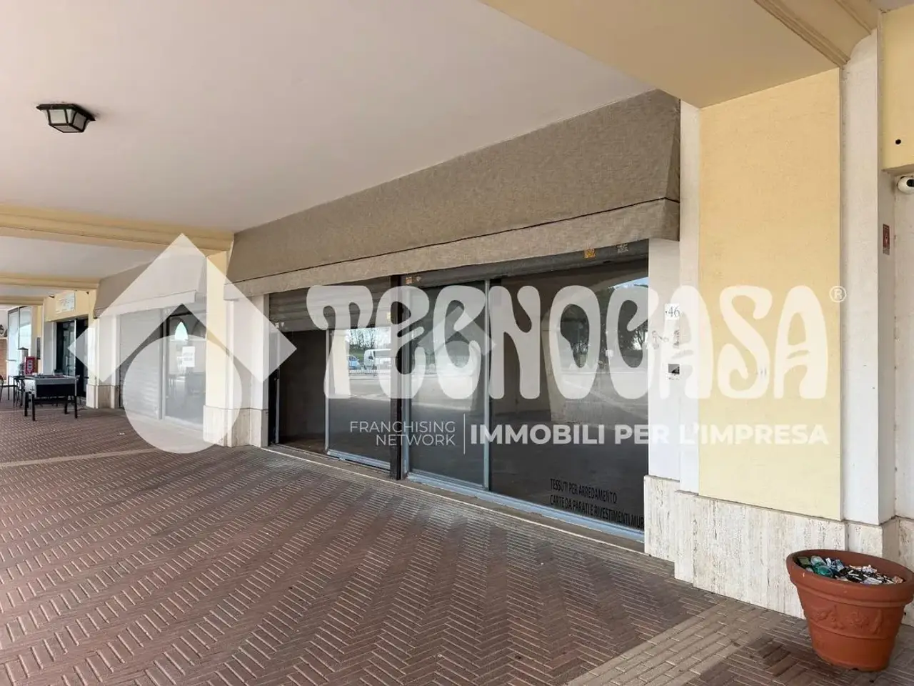 Negozio in Via Anchise 38, Pomezia, {3} - Foto 1