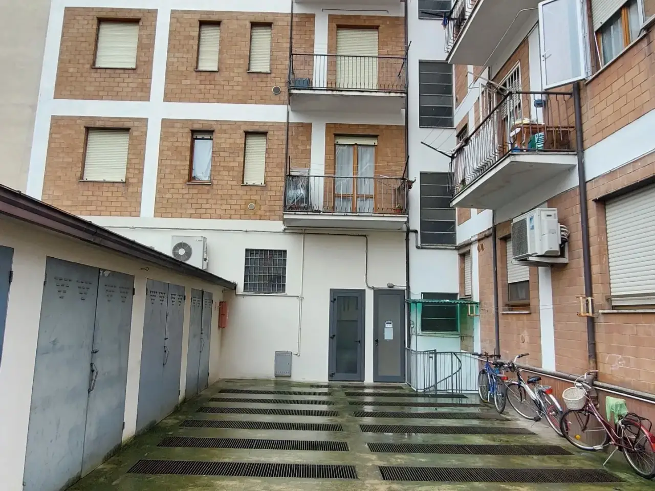Parcheggio chiuso in Via Dante Alighieri, Piacenza, {3} - Foto 2