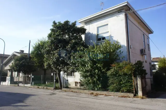 Villa in Via Mario Costantini 7, Ravenna - Foto 1